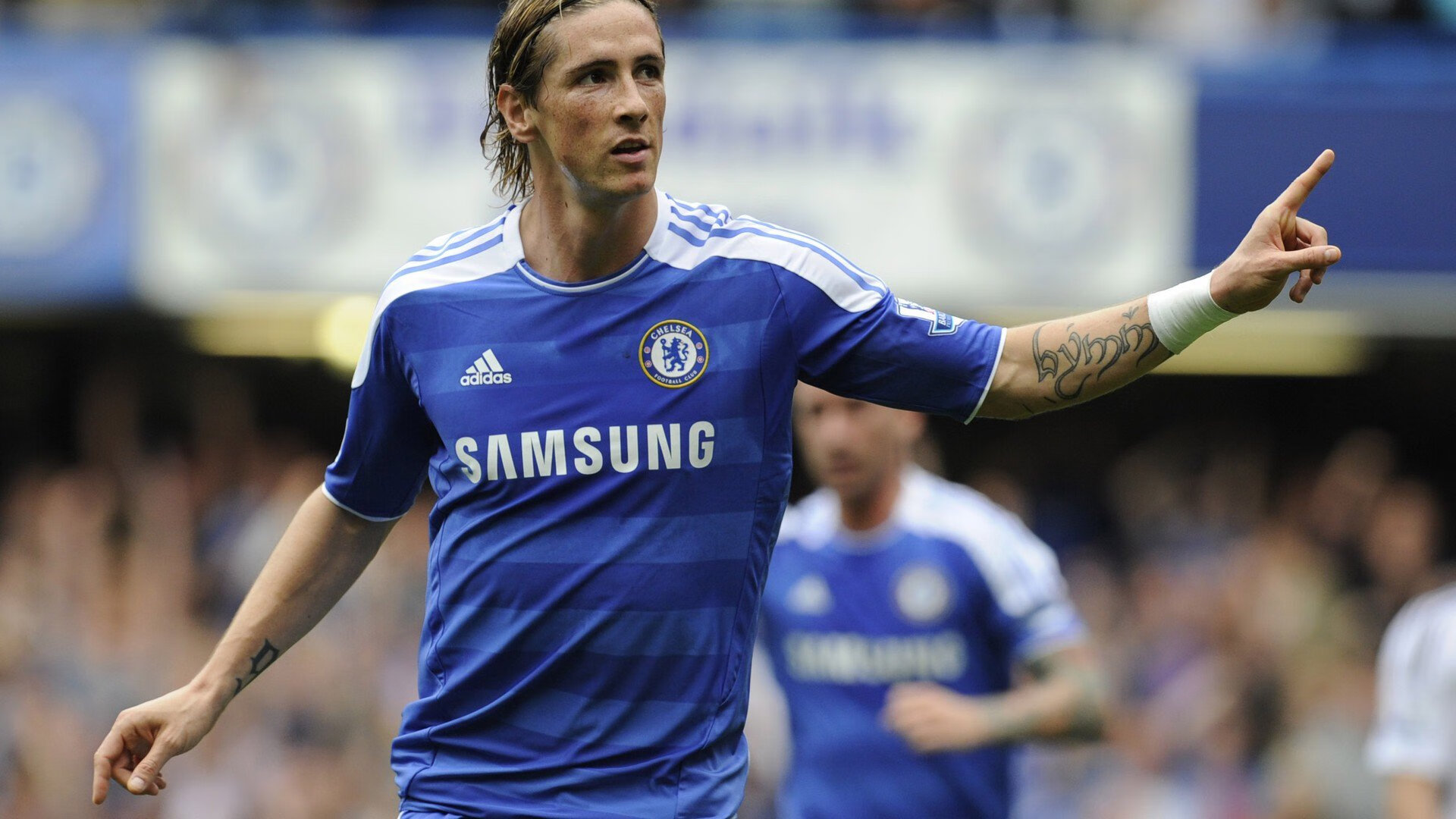 足球赛场焦点!中国队对阵日本队,激战正酣,豪门对决再度上演